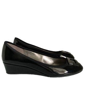 BANDOLINO BLACK PATENT WEDGE HEEL WITH EMBELLISHMENTS ON TOES SIZE 8M